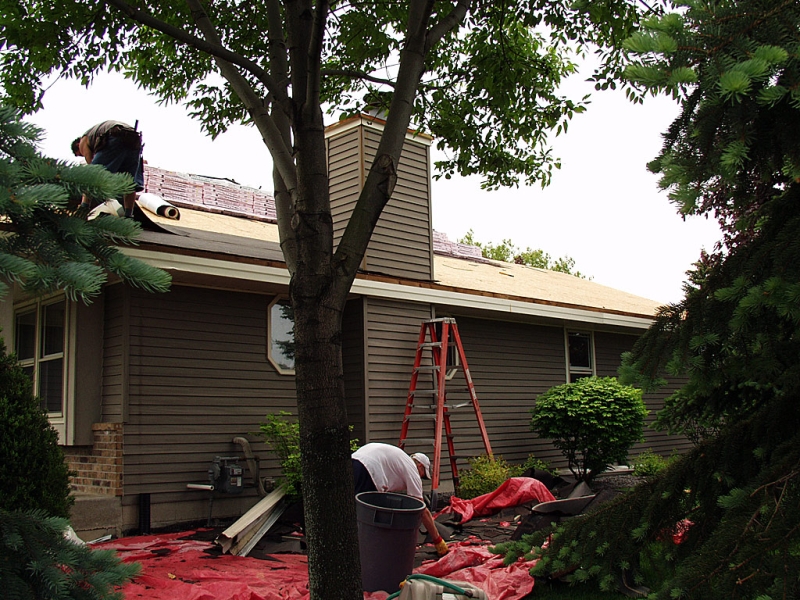 Installing roofing paper