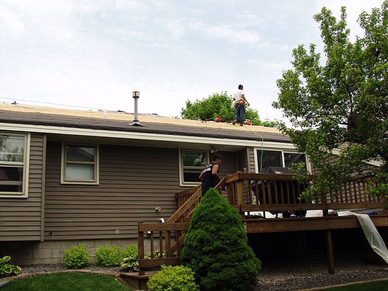 Installing roofing paper